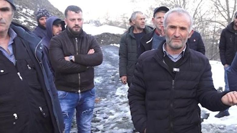 Kukës/ Dëmtohet rruga e lagjes Xhaferraj-Turraj, banorët prej 10 ditësh të izoluar