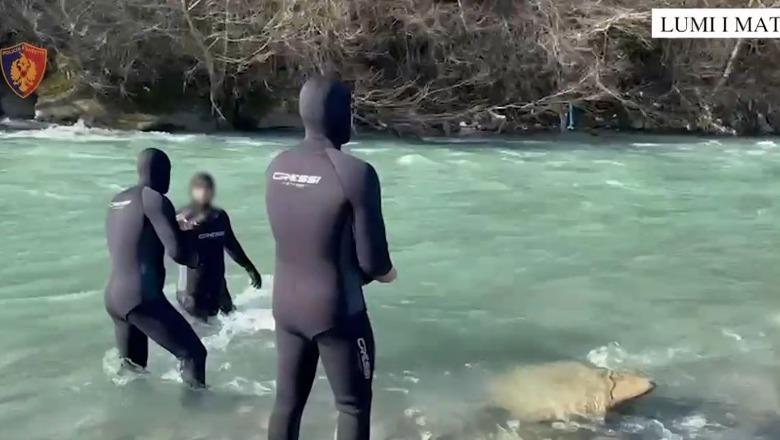 Dyshohet se e mori rrjedha e përroit pas aksidentit në Klos, Palombarët e RENEA-s vijojnë kërkimet për gjetjen e 30-vjeçarit