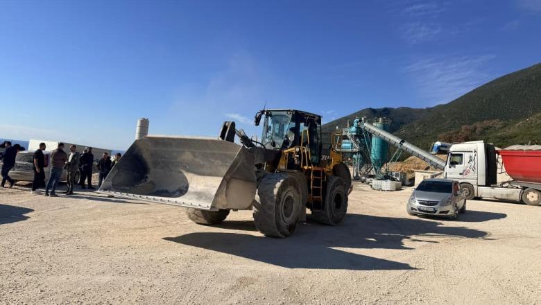 Aksident në punë në Palasë, 45-vjeçari goditet nga fadroma dhe ndërron jetë rrugës për në spital! Shoqërohet shoferi​​​​​​​