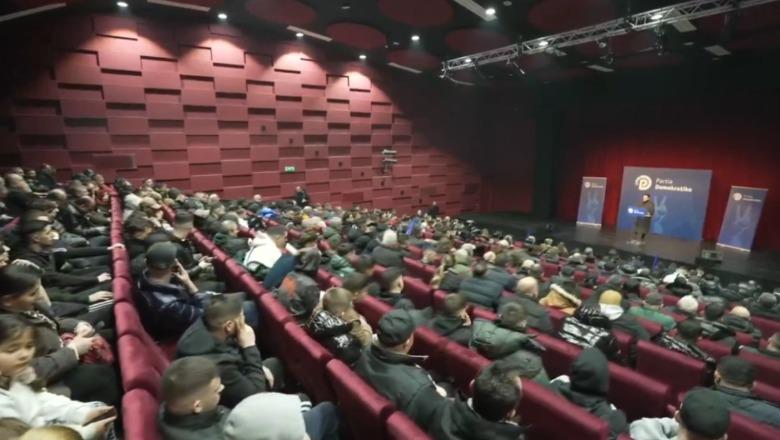 Ervin Salianji foltore në Lezhë, demokratët mbushin sallën 