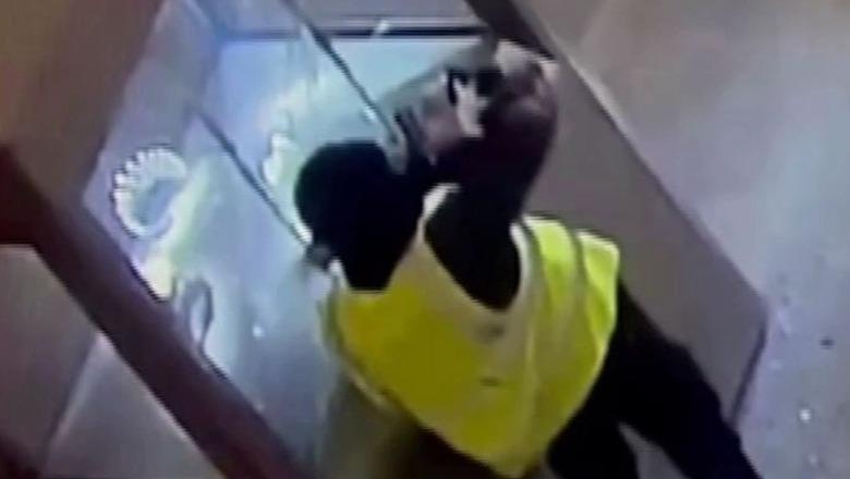 Grabitja në Muzeun e Luvrit në Francë, hajdutet thyejnë vitrinat dhe grabisin bizhuteritë