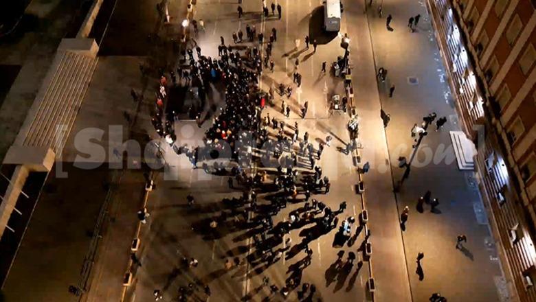 Pamjet me dron/ Pas kaosit në Kuvend, Berisha në protestë! Tkurren militantët përpara kryeministrisë