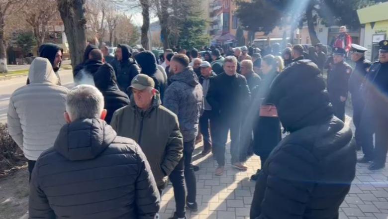 Përmbytja masive e tokave, fermerët ngrihen në protestë para Bashkisë së Maliqit! Kërkojnë dëmshpërblim nga shteti