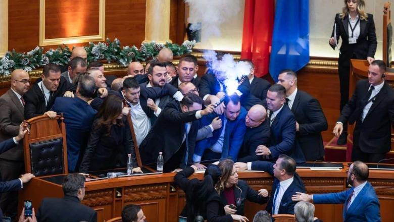 Balla ironizon aksionin e PD-së në Kuvend: Përdorën flakadanë për bebe!