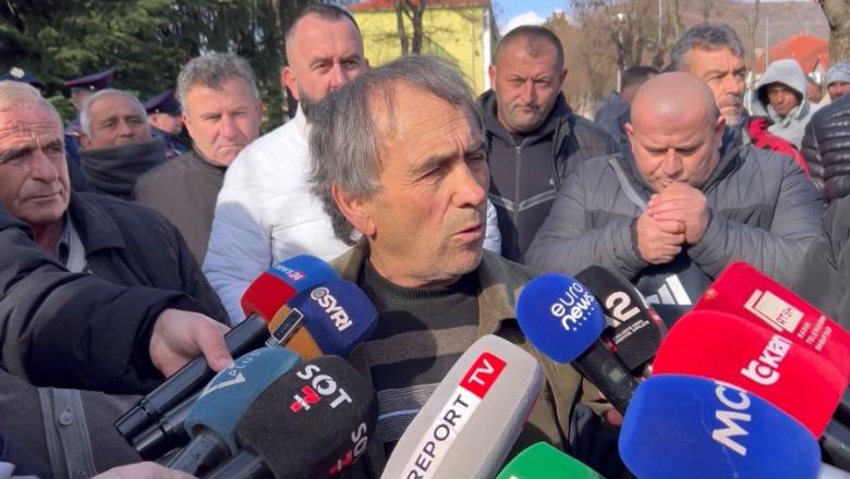 'Nuk na përmbyti shiu por dora e njeriut! Kanalet nuk pastrohen prej vitesh!' Fermerët e Maliqit në protestë: Dëmshpërblim për prodhimet bujqësore