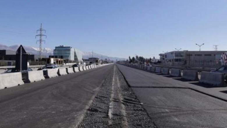 Rama ndan pamje nga kantieri në autostradën Tiranë-Durrës: Ecuria e punimeve ka arritur në masën 86%