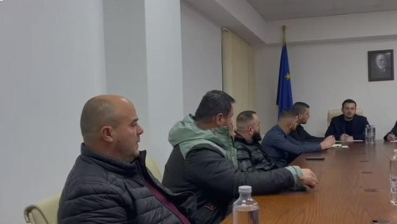 Ministri Salla takohet me fermerët e Maliqit: Fond 52 milion euro për mbështetje, plan investimesh për argjinaturat e dëmtuara nga përmbytjet 