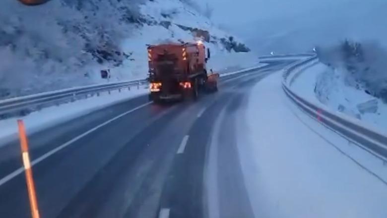 Dëborë në veri e juglindje të vendit, Autoriteti Rrugor: Akset janë të hapura, qarkullimi vijon normalisht