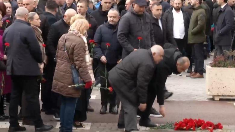 Masakra e 21 janarit, Rama dhe familjarët e viktimave homazhe në bulevard