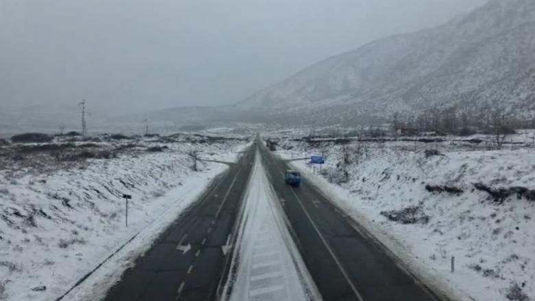 25 centimetra borë në zonat malore të Dibrës, vështirësohet qarkullimi në disa akse