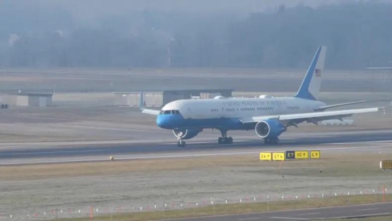 Avioni ‘Air Force One’ ulet në pistën e aeroportit të Cyrihut, presidenti Donald Trump mbërrin në Zvicër