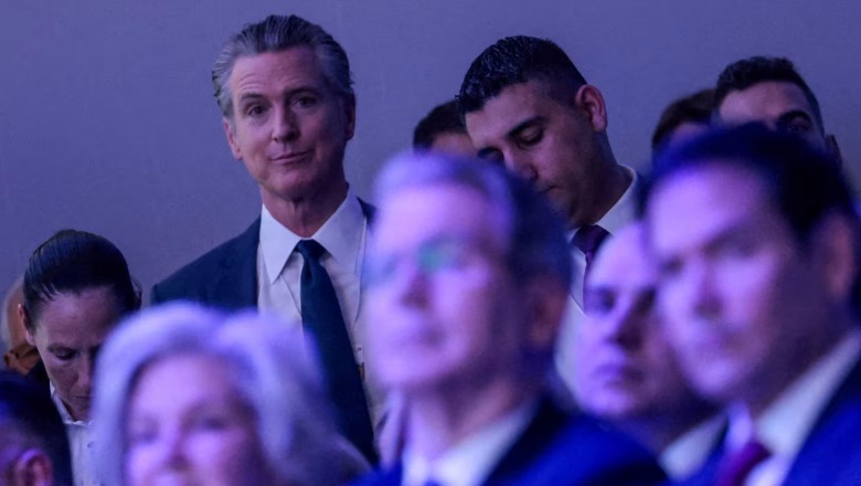 Guvernatori i Kalifornisë, Newsom, ‘kapet’ duke qeshur ndërsa Trump fliste për të në Davos
