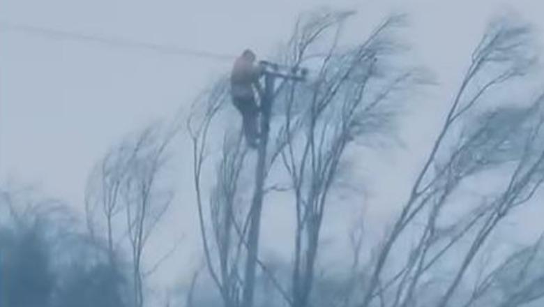 Moti i keq në Kolonjë/ Në 15 metra lartësi, elektricisti rrezikon jetën për rregullimin e defektit (VIDEO)