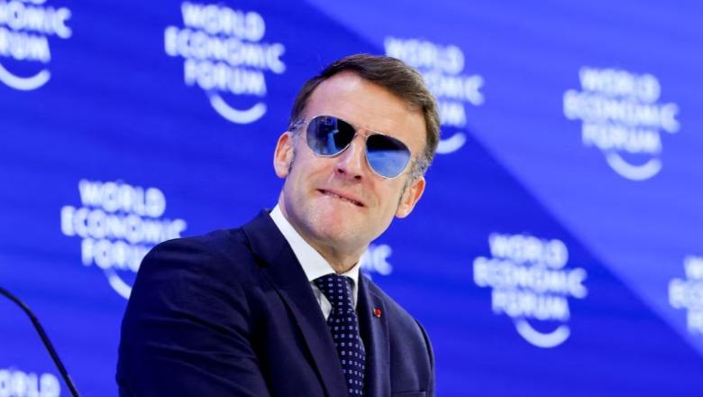 Syzet blu të Emmanuel Macron ndezin rrjetin! Presidenti francez: Shenjë vendosmërie!