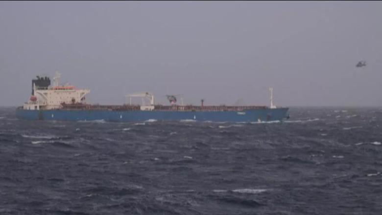 Franca ndalon në Mesdhe një cisternë nafte ruse, Macron paralajmëron: Nuk do të lëmë asnjë të kalojë!