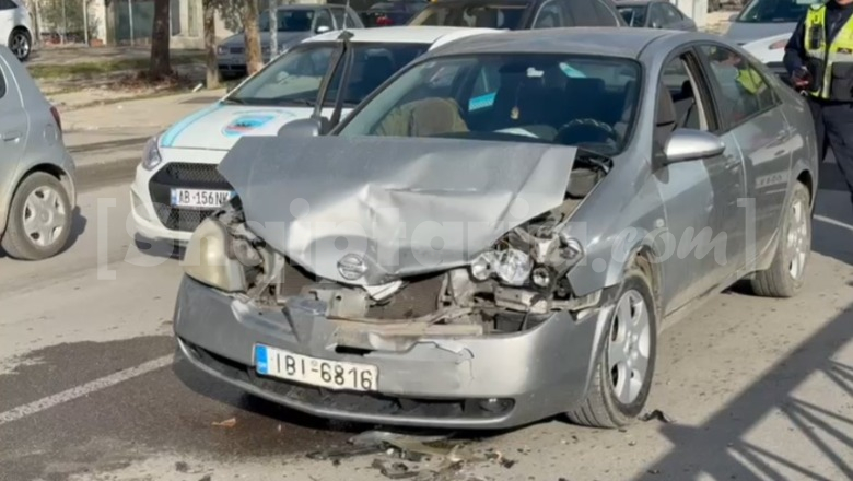 Aksident në Vlorë/ Makina me targa greke përplaset me një mjet tjetër, nuk ka të lënduar (VIDEO)