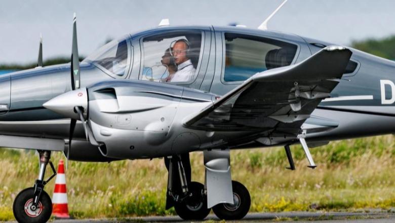 U përpoqën të lyenin me bojë rozë aeroplanin e kancelarit Merz, përfundojnë në pranga aktivistët gjermanë