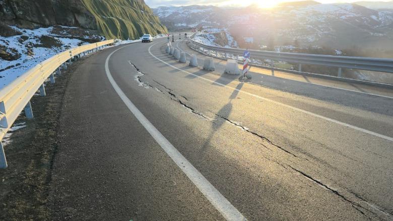 Çarje në lotin e dytë të rrugës Qafë Plloçë-Qukë në afërsi të fshatit Trebinjë, qarkullimi i automjeteve kryhet në një korsi