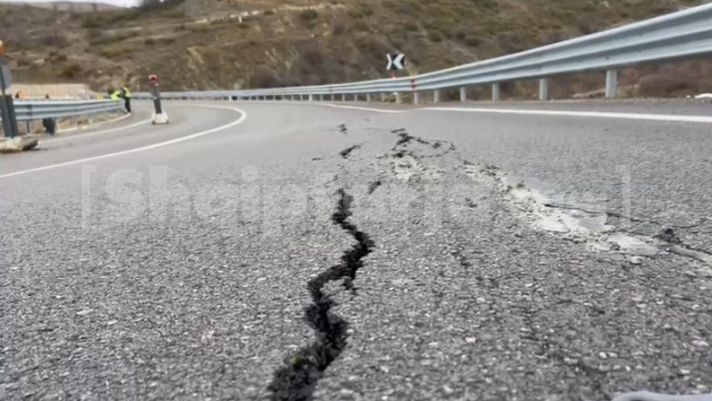 Çahet aksi rrugor Qukës - Qafë Plloçë në kthesën e fshatit Trebinjë, qarkullimi i mjeteve orientohet në një korsi