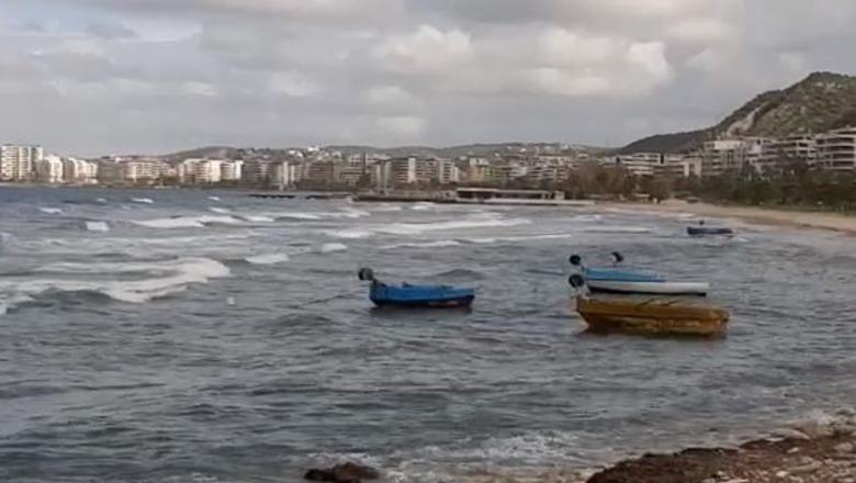 Përkeqësimi i kushteve atmosferike në Vlorë/ Ndalohet lundrimi i mjeteve të vogla, trageti i linjës Vlorë-Brindisi-Vlorë anulon mbërritjen