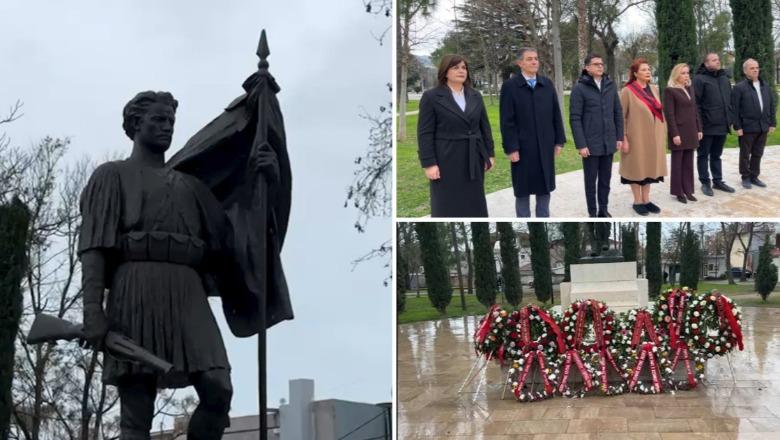 Përkujtohet 182 vjetori i lindjes së Ismail Qemalit, Vengu dhe zyrtarë lokalë homazhe në Vlorë