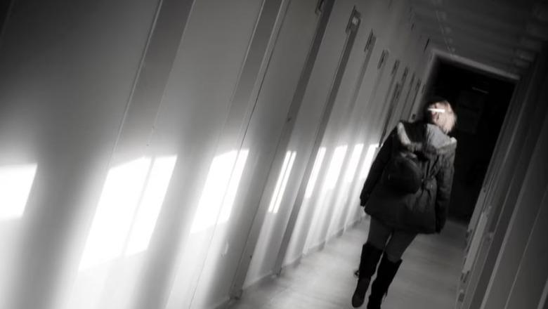 E bija filloi përdorimin e drogës në moshën 16 vjeç, rrëfimi i një nëne në Prishtinë: Kur e kuptova, sikur po më nxirrnin zemrën nga vendi