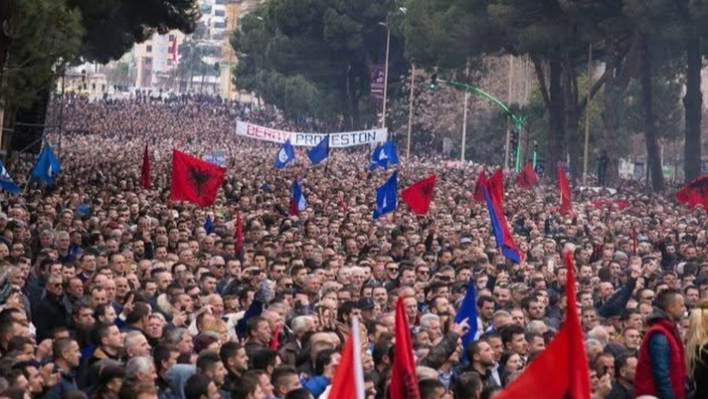 Postimi qesharak i Flamur Nokës me Photoshop: Kështu do jetë 'përmbytja' e bulevardit