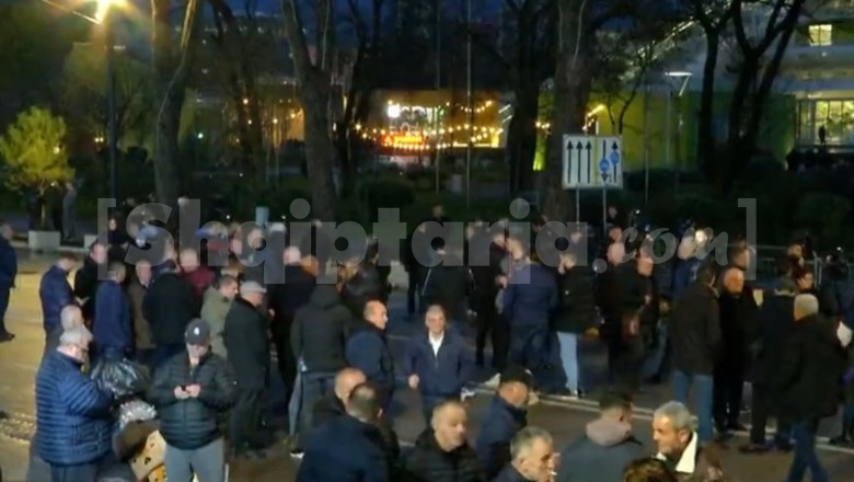 LIVE TV- Pritet të nisë protesta e PD, Kryeministria e rrethuar nga Policia! 1350 efektivë në terren