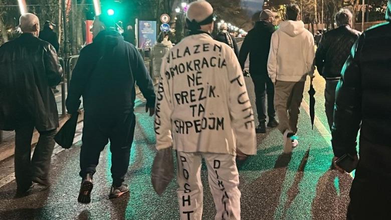 Me plis e veshje të bardhë me mbishkrime, protestuesi shpalos krijimtarinë në protestën e PD