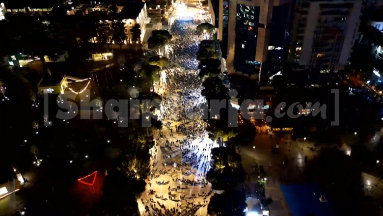 Report Tv sjell PAMJET me DRON nga protesta e Sali Berishës para Kryeministrisë, ja pjesëmarrja