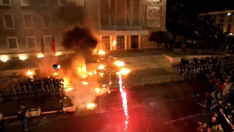 Pas fjalës së Berishës militantët hedhin molotovë të shumtë dhe fishekzjarre drejt Kryeministrisë, rrezikohet jeta e forcave të policisë