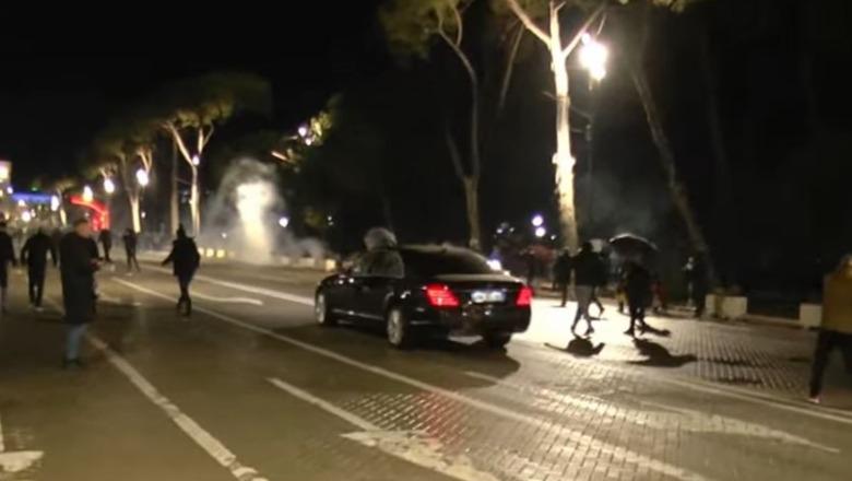 Berisha nis protestuesit drejt Kuvendit, ndërsa vetë i hipën makinës dhe largohet
