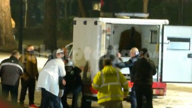 Lëndohet një person gjatë protestës së PD, merret nga autoambulanca në bulevard! Efektivët e Policisë i vijnë në ndihmë