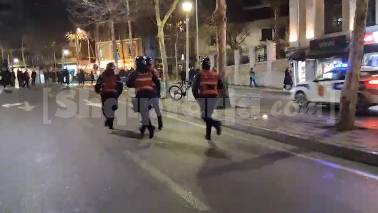 Nuk e kishin parashikuar këtë skenar, policët vrapojnë për të mbrojtur Kuvendin nga militantët e Berishës