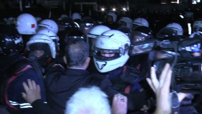 Luçiano Boçi dhe militantët e Berishës shtyhen me policinë para Kuvendit, shpërndahen nga gazi lotsjellës