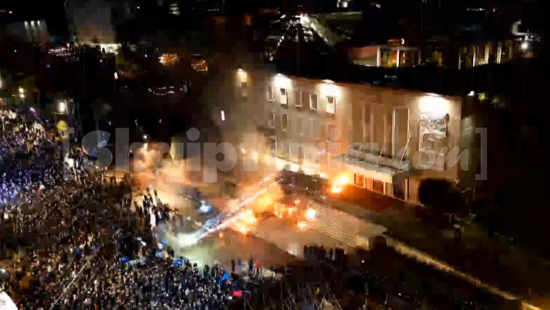 Pamjet me dron, momenti kur protestuesit e PD hedhin breshëri molotovësh drejt kryeministrisë
