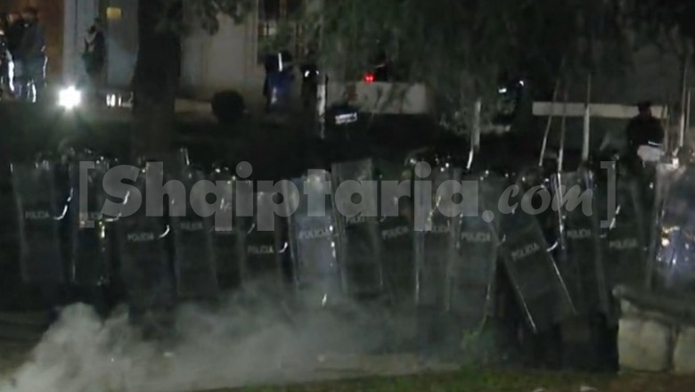 Ping-pong me tymuese para Parlamentit, vijon përplasja e militantëve të Berishës me Policinë