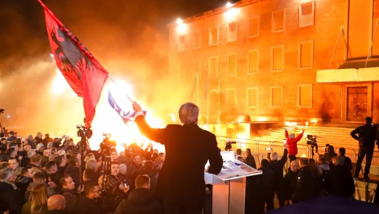 Nga podiumi i protestës Berisha inkurajon militantët që të hedhin molotovë drejt Kryeministrisë