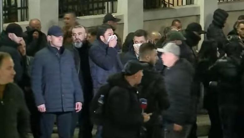 FOTO/ Sali Berisha iku në seli, i biri drejton militantët në protestën para Kuvendit