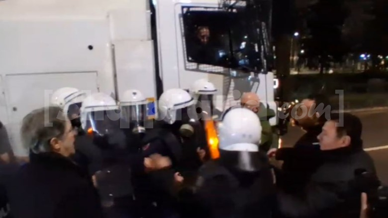 Deputetët e PD-së përplasen me policët që ndiqnin protestuesit në rrugët e Tiranës