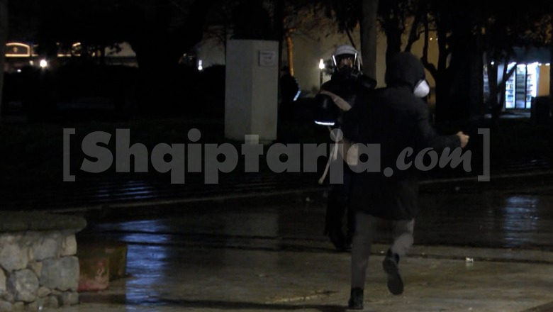 Militanti i Berishës tenton të godasë me çadër policin, efektivi vrapon për t'i shpëtuar