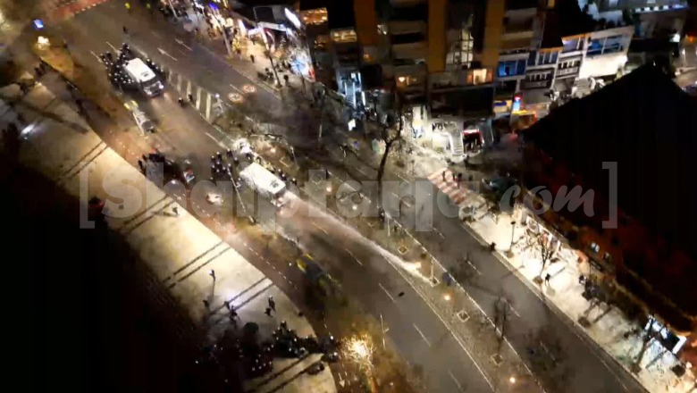 Pamje me dron, protestuesit e PD firojnë pas hedhjes së ujit