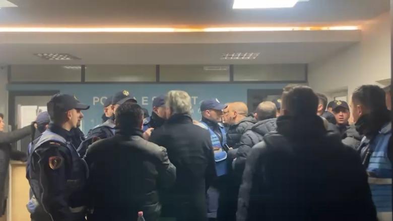 Protestuesit e shoqëruar pas protestës, Noka dhe deputetët e PD përplasen me efektivët në komisariatin numër 1