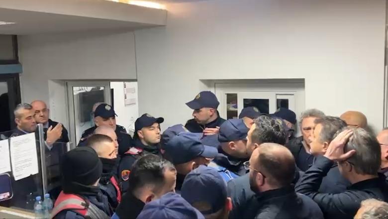 Pas shoqërimit të protestuesve, Noka dhe deputetët e PD përplasen me efektivët në komisariatin numër 1