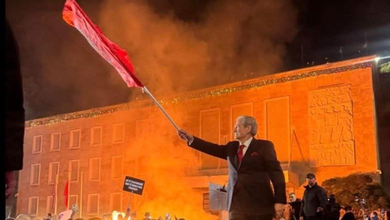 ‘E turpshme’, Kokalari kritikon ashpër Berishën: Të kesh qenë kryeministër dhe të valëvitësh flamurin kur digjet kryeministria, duhet të jesh i trashë (VIDEO)