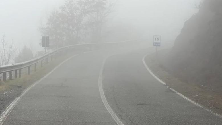 Reshjet e shiut vështirësojnë qarkullimin në Skuraj-Burrel, rënie gurësh dhe mjegull e dendur