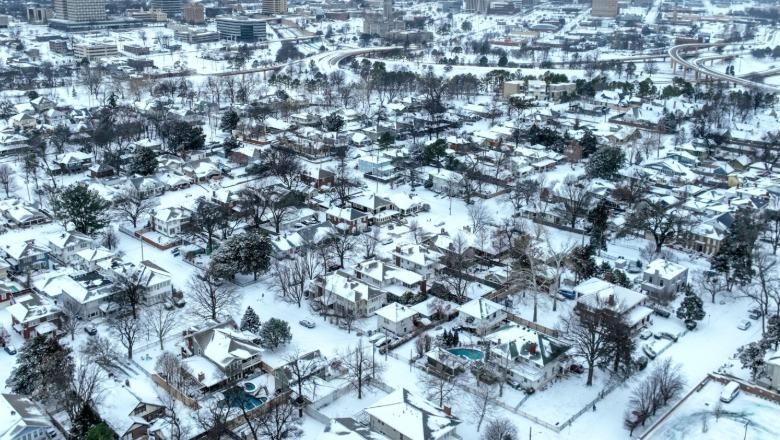 Moti ekstrem 'gjunjëzon' gjysmën e Amerikës! Stuhia 'monstër' lë 500 mijë familje pa energji elektrike