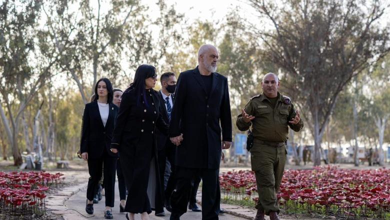 Rama në Izrael, viziton memorialin e viktimave të Festivalit Nova: Vend që kumbon pa fjalë! Nesër mban fjalim historik në Knesset! Zbardhet axhenda