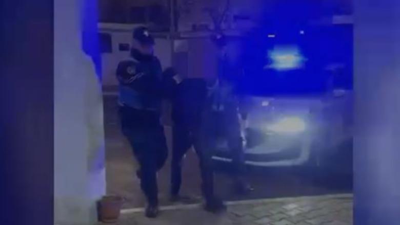 Kreu 11 grabitje, 7 prej tyre duke përdorur pistoletë lodër, pranga 30-vjeçarit në Tiranë! Dogji dhe një automjet e kanosi me fjalë ish-vjehrrën