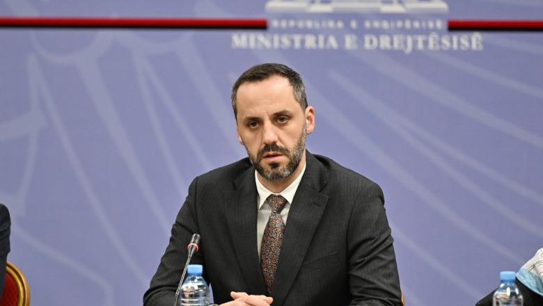 “Të rinjtë s’duhen braktisur kurrë, as kur gabojnë”, ministri Lamallari ndan mesazhin e veçantë të pikturës së të dënuarit